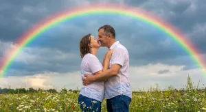 Bisou arc-en-ciel : qu’est-ce que le Rainbow Kiss chez l’adulte ?